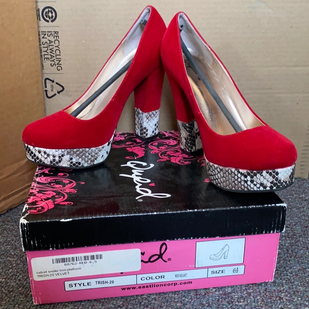 QUPID red velvet pump